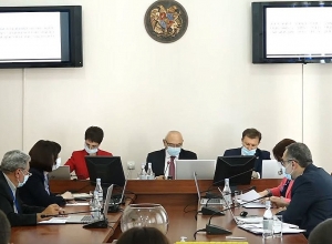 ԿԸՀ-ն նախընտրական քարոզչության հետ ասոցացվող ճանաչեց Քոչարյանի գրքի 5 քմ-ն գերազանցող պաստառները