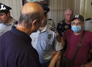 Ոստիկանները Տերյան 23-ում ապրող ընտանիքին 15 օր տվեցին