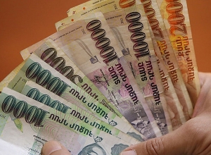 Ներկայացել է որպես «Պռոշյան» կոնյակի գործարանի սեփականատեր ու գումար հափշտակել