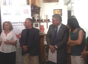 Մեր հայրենիքից, մեր հողից ու՞ր գնանք, բա մեր այգիները ու՞մ թողնենք