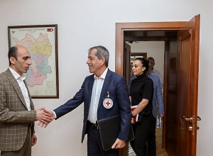 Արցախի պետնախարարն ընդունել է Կարմիր խաչի պատվիրակությանը