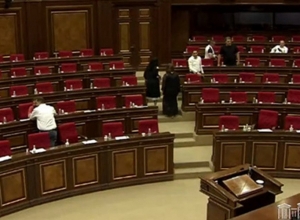 Из-за отсутствия кворума присутствующие депутаты будут ждать 4 часа: Начало четырехдневного заседания НС: ПРЯМОЙ ЭФИР