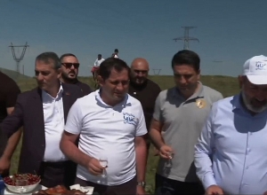 Նիկոլ Փաշինյանն ավտոերթով հասավ Սյունիք. չնախատեսված կանգառ «Զանգեր»-ի մոտ․ ՈՒՂԻՂ