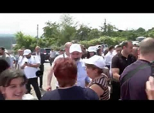 Սյունիք գյուղում Նիկոլ Փաշինյանին շուն նվիրեցին