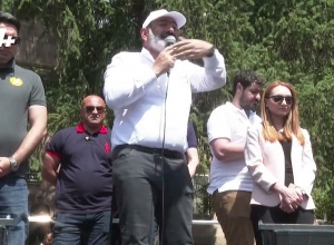 Песня негодяев спета и советую им принять асфальтовые ванны: Пашинян