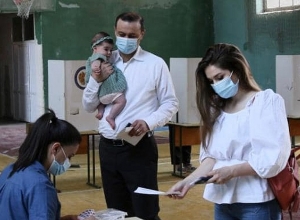 ԱԽ քարտուղարը քվեարկության է գնացել նորածին դստեր հետ