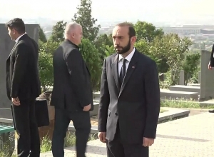Նախքան քվեարկելը Արարատ Միրզոյանն այցելել է Եռաբլուր