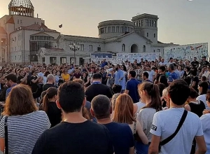 Ստեփանակերտում մի խումբ արցախցիներ պահանջում են Արայիկ Հարությունյանի հրաժարականը․ Առավոտ