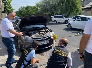 Հասարակական-քաղաքական գործիչ Միհրան Հակոբյանի մեքենայի տակ նետել են մարտական նռնակ