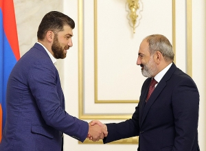 Никол Пашинян встретился с Давидом Санасаряном