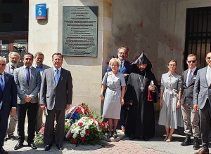 Սամվել Մկրտչյանը ծաղկեպսակ տեղադրեց Ռաֆայել Լեմկինին նվիրված հուշատախտակի մոտ