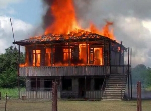 Վրաստանի գյուղերից մեկում այրել են 8-ամյա աղջկան բռնաբարելու մեղադրանքով ձերբակալված հոր և որդու տունը