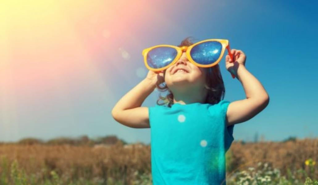 enfant-lunettes-de-soleil-e1536567939970