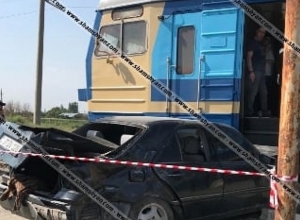 Բախվել են Երևան-Գյումրի մարդատար գնացքն ու Mercedes-ը. կան վիրավորներ․ shamshyan.com