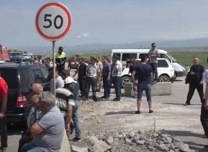 Շիրակի մարզի մի քանի գյուղերի բնակիչներ ոռոգման ջրի խնդրով փակել են Երևան- Գյումրի ճանապարհը