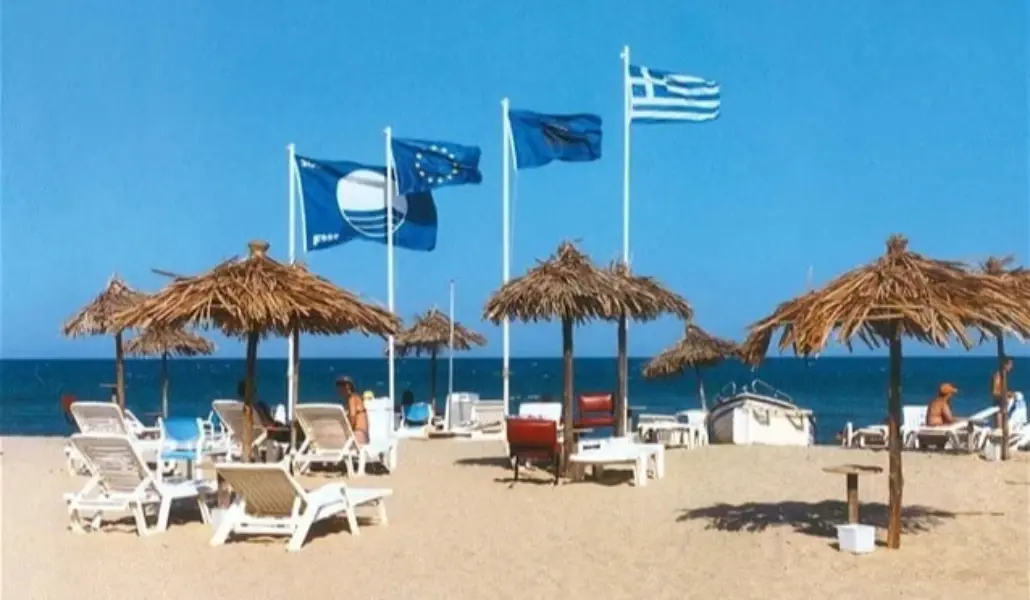 paralia-galazia-simaia-akti