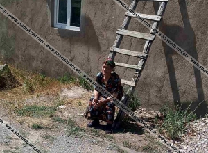 Դանակով զինված տղամարդը հարձակվել է 90-ամյա կնոջ վրա, պոկել ականջօղերն ու կախազարդը և փախել