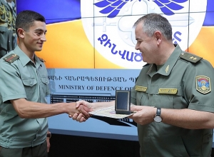 ՀՀ պաշտպանության նախարարի անունից հանձնվել են պատվոգրեր և «ՈՒսման գերազանցիկ» հուշամեդալներ