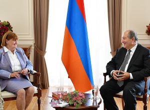 Армен Саркисян поздравил баронессу Кэролайн Кокс по случаю дня рождения