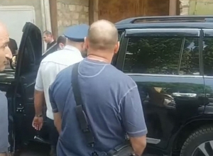 Խուզարկում են Քաջարանի քաղաքապետ Մանվել Փարամազյանի բնակարանը. ուղիղ