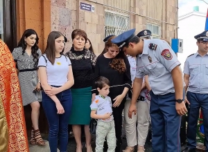 Ախուրյանում օծվեց զոհված ոստիկանների հիշատակը հավերժացնող խաչքար