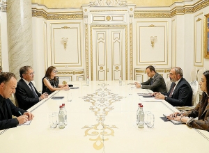Пашинян принял сопредседателя Координационного совета армянских организаций Франции Ара Тораняна