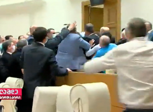 Լարված իրավիճակ Թբիլիսիում․ ընդդիմադիրները գրավել են խորհրդարանի նիստերի դահլիճը