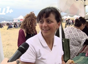 Как жители Гориса расчёсывают шерсть, прядут и ткут ковры