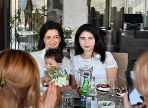 «Իրար սփոփեցինք, իրար հետ լաց եղանք, իրար հետ ծիծաղեցինք»․ Աննա Հակոբյան