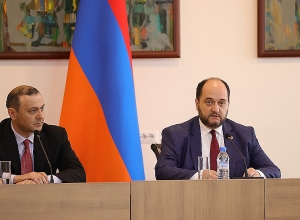 Араик Арутюнян представил аппарату МИД нового первого заместителя министра Армена Григоряна
