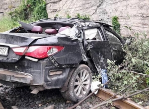 Մարդատար ավտոմեքենան ժայռից ընկել է երկաթուղային գծերի վրա