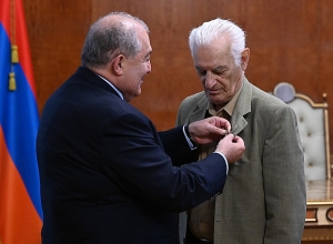 Армен Саркисян вручил государственную награду архитектору Сашуруу Калашяну