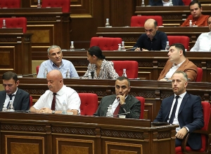 НС приняло проект повышения суммы на расходы депутатов с 50.000 до 250.000 драмов