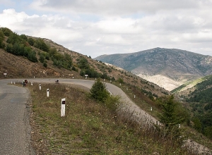 Ստեփանակերտ-Գորիս ճանապարհին ավտոմեքենան մոտ 100 մետր գլորվել է ձորը