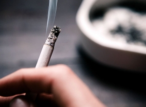 Վառվող ծխախոտը հանգցրել է 35-ամյա տղամարդու ճակատին, թզբեխով հարվածել գլխին և թքել դեմքին