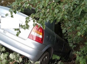 «Opel Astra G» մակնիշի ավտոմեքենայի դիմային հատվածը կախվել է դեպի ձորակը