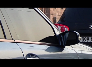 Համարանիշեր էր գողանում, վերադարձնելու համար դիմապակուն տելեգրամյան համար տեղադրում և գումար շորթում