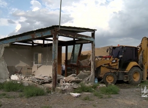 Мэрия Еревана продолжает демонтаж самовольных построек в разных административных районах