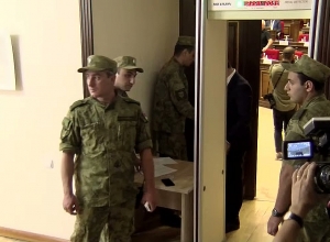 Силовики контролируют вход в зал НС