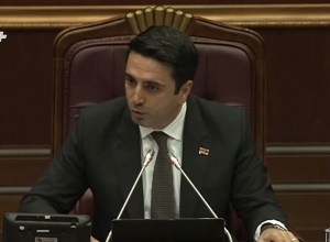 Выключите микрофон, выражайтесь корректно, я запрещаю так разговаривать: Анне Мкртчян сделали замечание