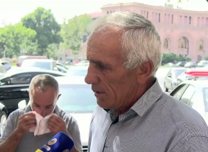 Прошло 8-9 месяцев: акция родственников пленных напротив Правительства