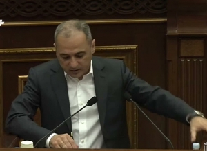 Вас до сих пор боятся: Ваш охранник избил ребёнка, вышедшего на митинг