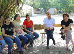 Արցախի ՄԻ պաշտպանը հանդիպել է ամառային ճամբարի երեխաների հետ