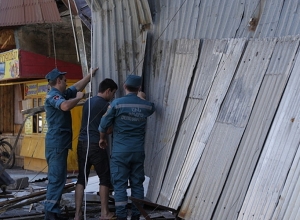 Ուժեղ քամու հետևանքով Երևանում վնասվել են տանիքների թիթեղներ, ծառեր և գովազդային վահանակներ