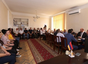 Նախարար Սանոսյանն այսօր աշխատակազմին է  ներկայացրել  Թալին համայնքի ղեկավարի պաշտոնակատարին