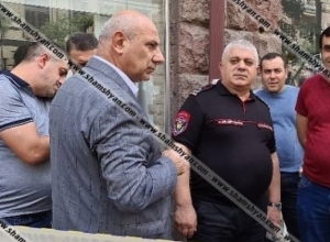 Քաղաքացին նռնակներով մտել է գրասենյակ և պահանջել  տնօրինությանը՝ սպառնալով նռնակները պայթեցնել․ Shamshyan.com