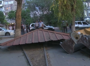 Продолжается демонтаж незаконных построек на 6-м участке Кольцевого парка и в Ачапняке