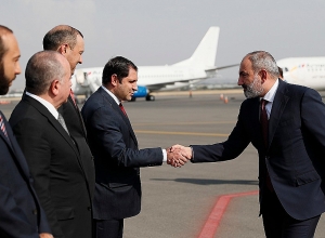 ՀՀ վարչապետն արդեն ժամանել է Երեւան․ Փաշինյանին դիմավորել են Անվտանգության խորհրդի անդամները