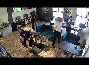 В букмекерскую контору зашел мужчина, вооружённый гранатами: его доставили в полицию