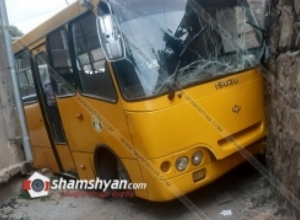 Կապանում «Բոգդան» մակնիշի ավտոբուսը կորցրել է կառավարումը և բախվել է շինության պատին․ կա 7 վիրավոր. shamshyan.com